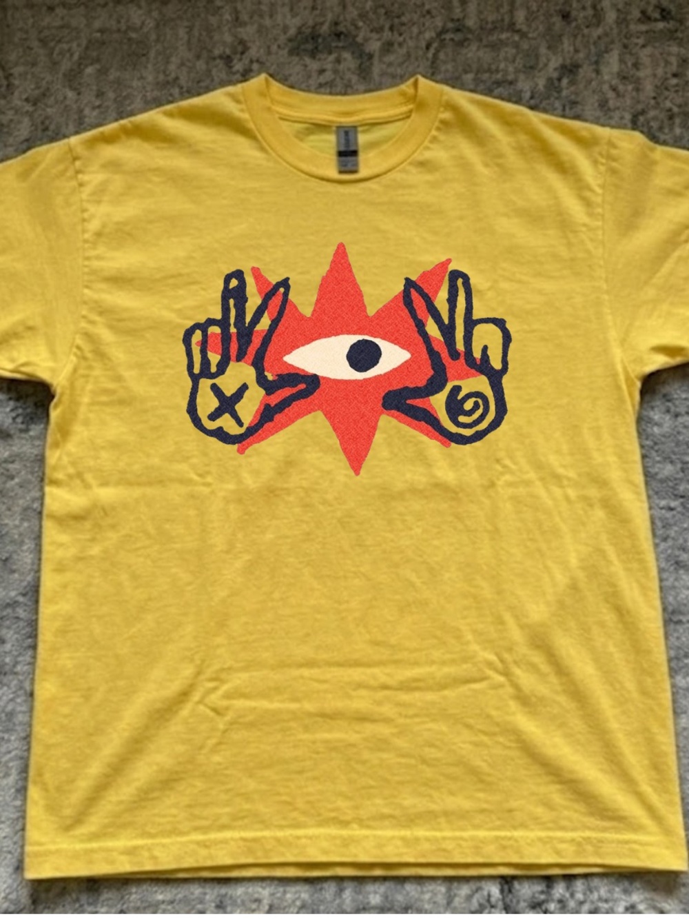 Gildan Daisy Graphic Unisex’s T-Shirt with Eye & Hands Design